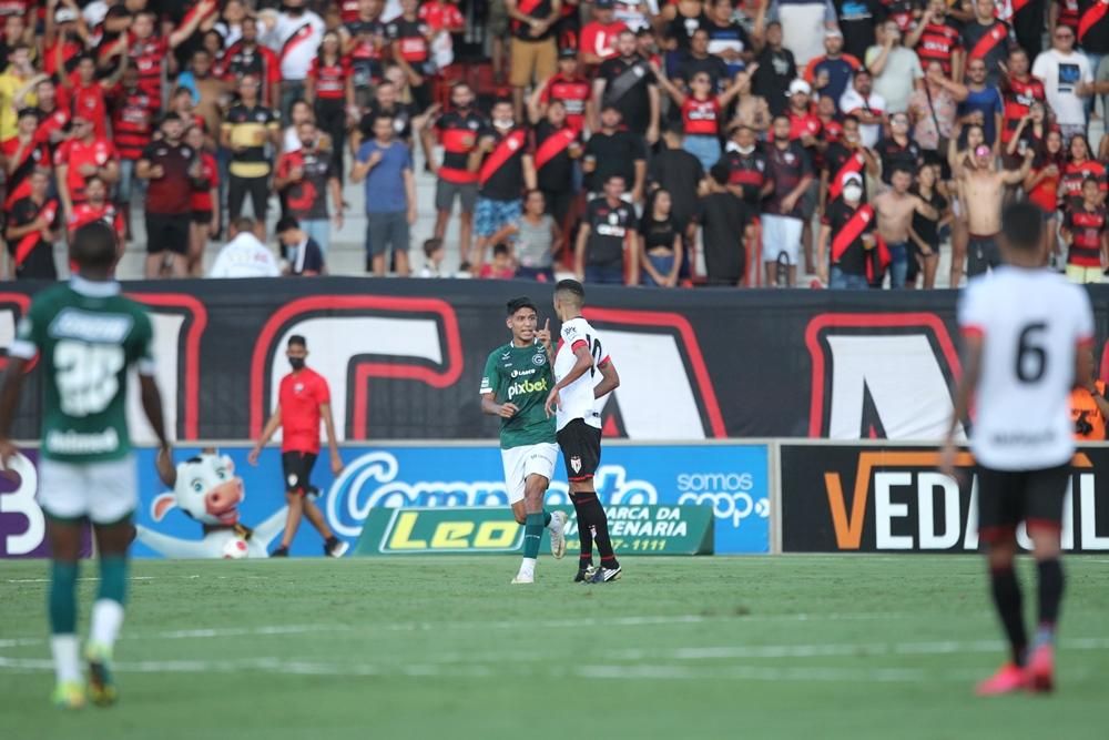 Athletico ou Coritiba? Criança escolhe time após ver jogos nos estádios