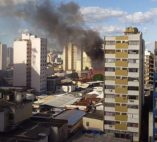 Bombeiros combatem incêndio em shopping, no Centro de Goiânia