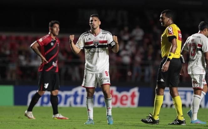 Libertadores: Com 9 defesas, Bento, do Athletico, brilha contra Atlético-MG