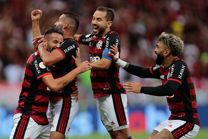 Flamengo nega propostas por Isla e planeja ter lateral até o fim do  contrato, Flamengo