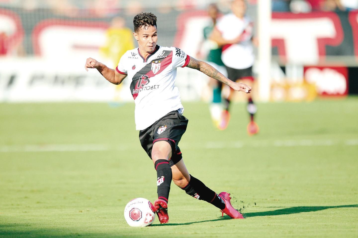 Flamengo sofre goleada de 4 a 0 contra o Bragantino em partida desastrosa