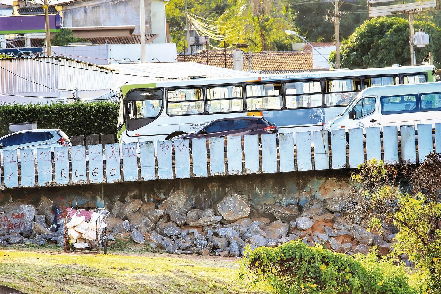 Folhapress - Fotos - Comércio fechado na rua José Paulino devido ao  coronavírus