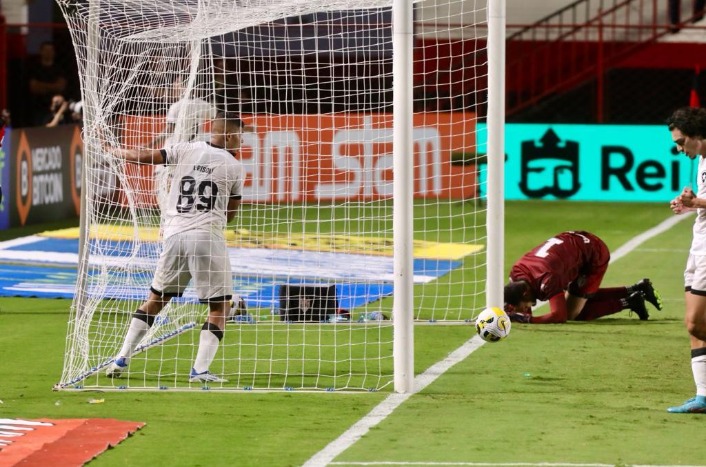 Em jogo de falhas de lado a lado, Botafogo e Atlético-GO empatam