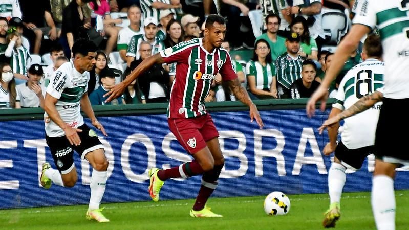 Athletico ou Coritiba? Criança escolhe time após ver jogos nos estádios