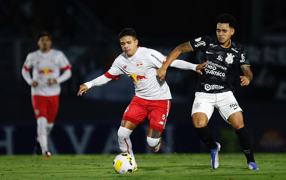 Jogador De Futebol Jogando Bola No Fundo. Imagem De Baixo ângulo