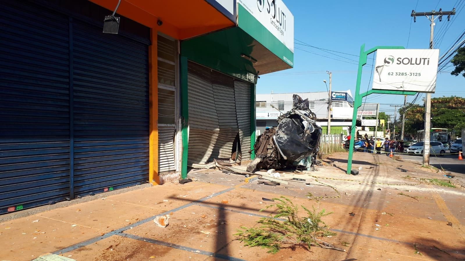 Motorista que colidiu contra viatura da polícia durante racha é