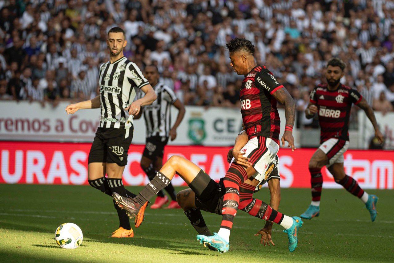 Flamengo chega na madrugada a Brasília para clássico contra o Santos