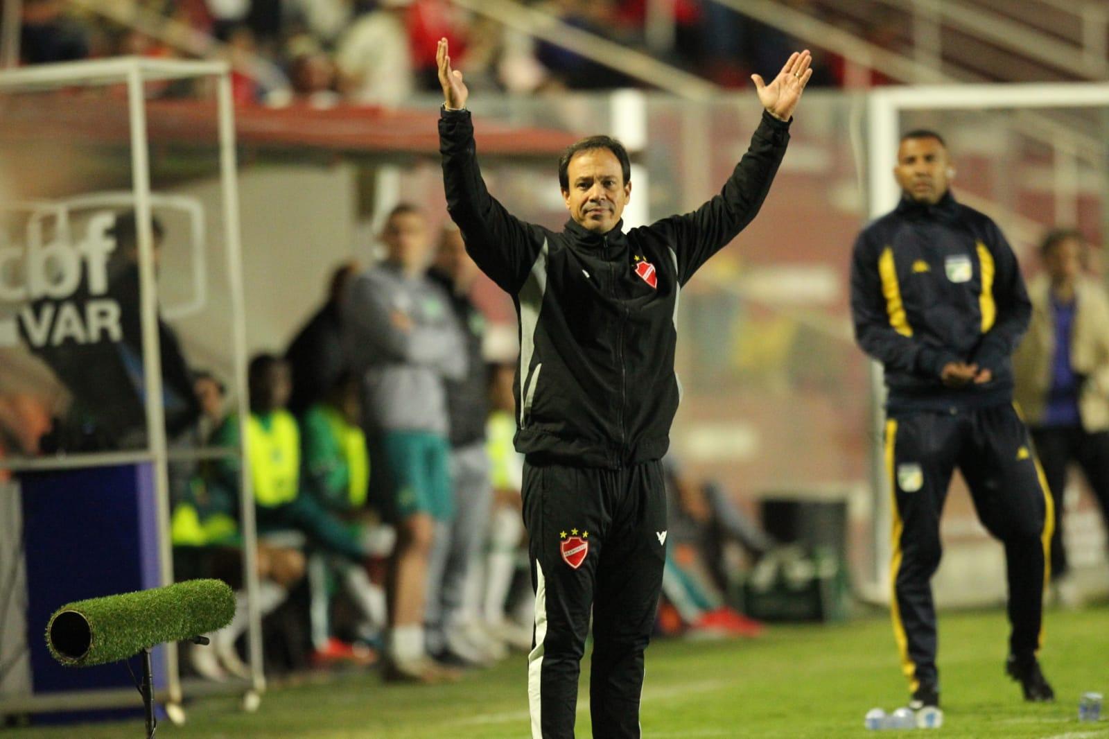 Técnico do Vila Nova diz que buscou alternativas ao sacar e Rafael Donato O Popular