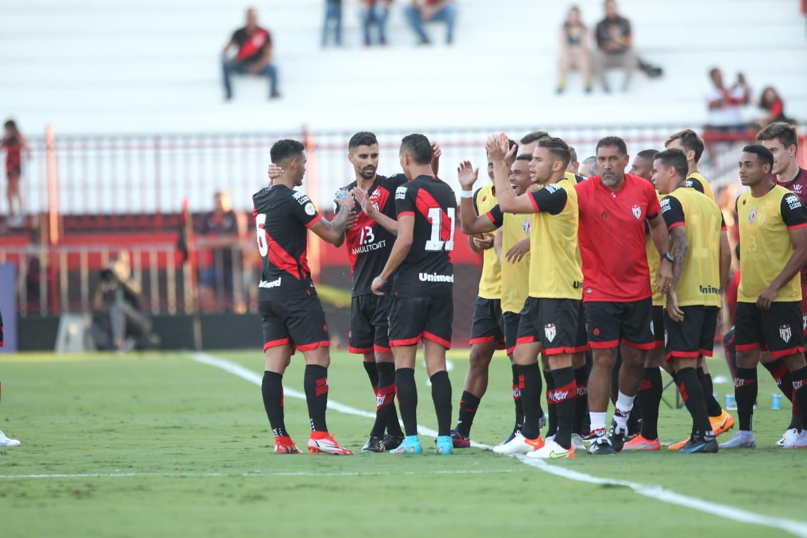 Após gol de falta, Coutinho valoriza triunfo em momento de pressão 