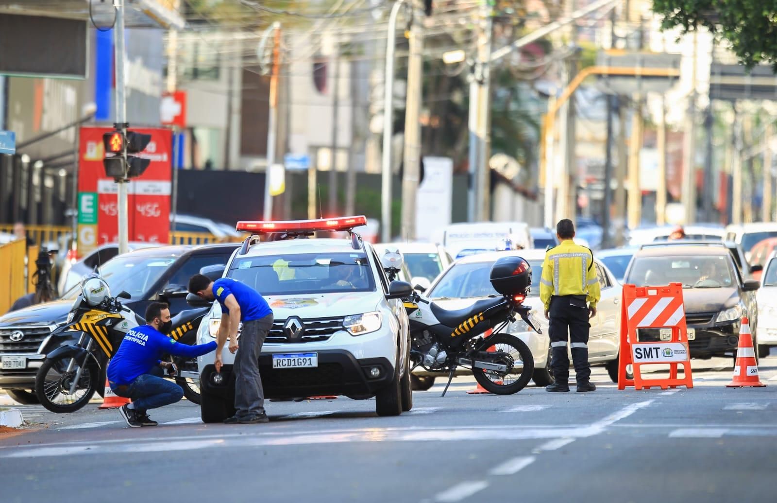 Foto Um carro da polícia dirigindo por uma pista de corrida