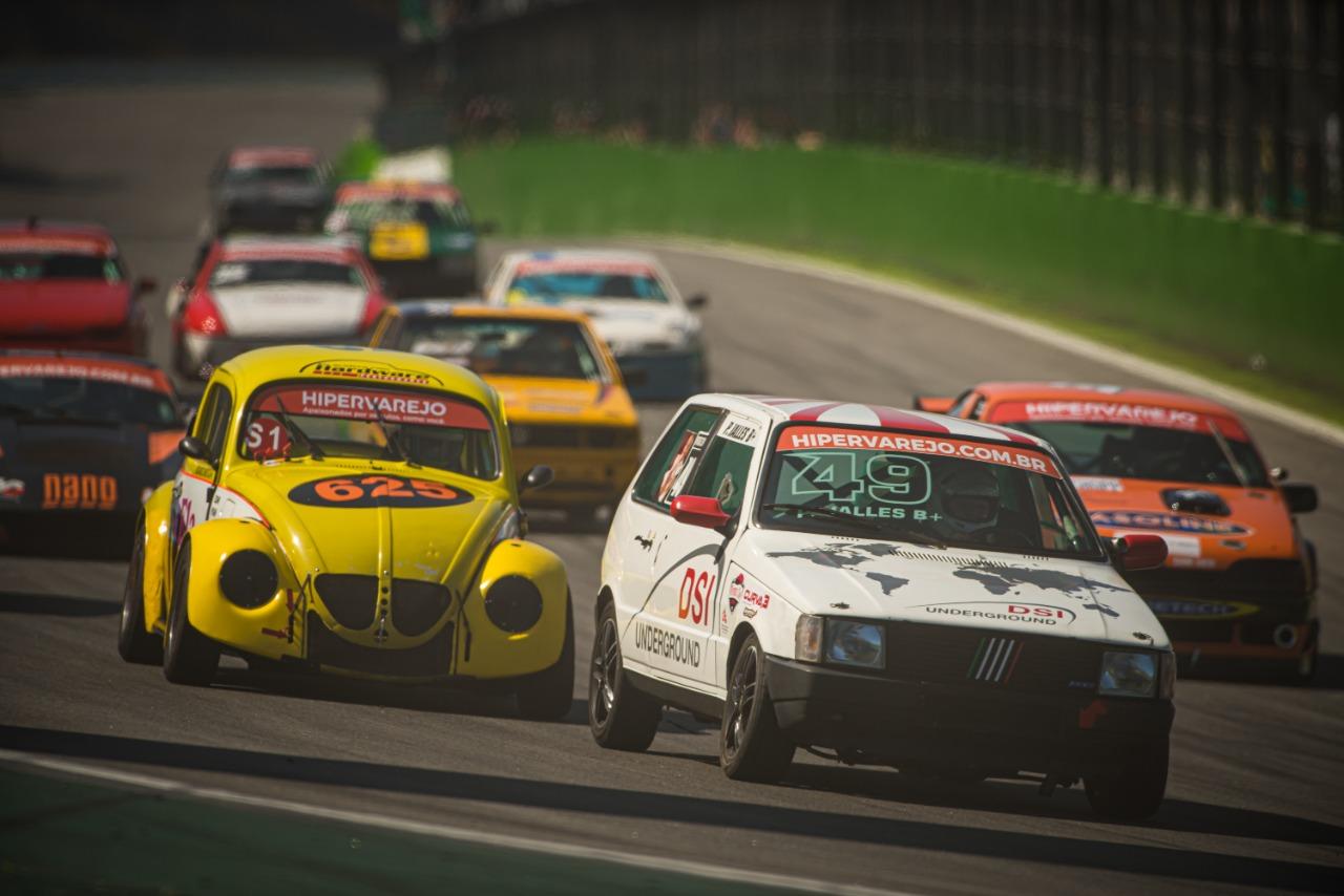 Gold Classic: categoria de carros clássicos faz corridas em Goiânia