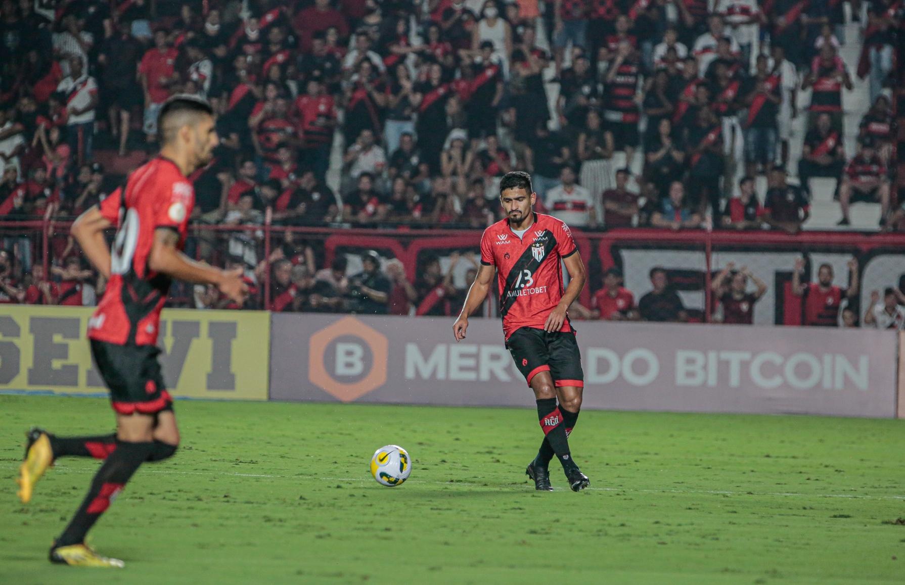 Goleiro do Atlético-GO diz fazer “leitura corporal” nos pênaltis; veja  lista de defesas