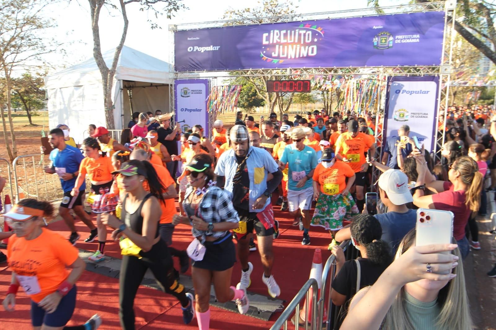 CORRIDA DE CARROS ANTIGOS NAS RUAS DE PETRÓPOLIS NO 2º CIRCUITO