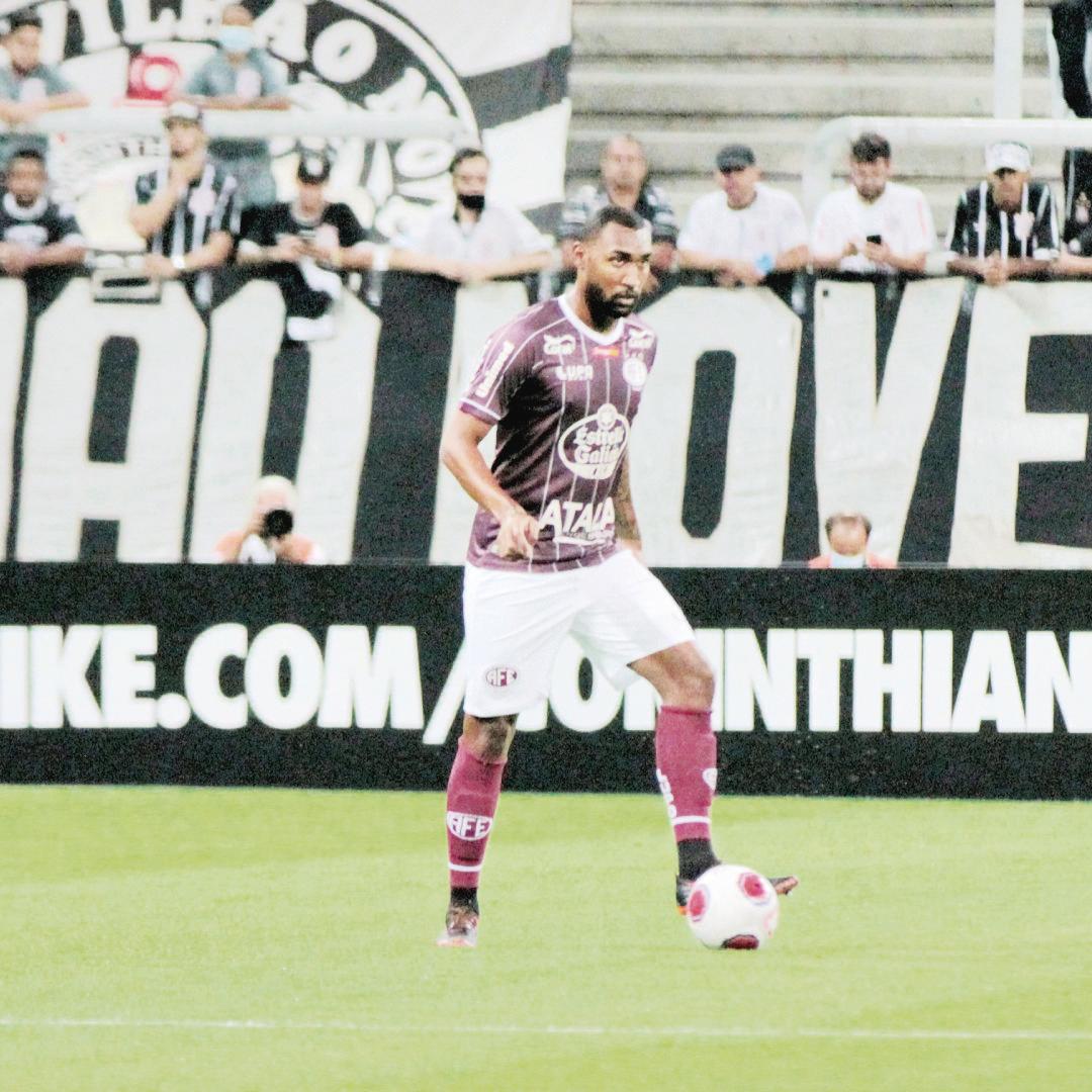 Corinthians volta a oscilar em 'jogo menor', mas avança; agora é