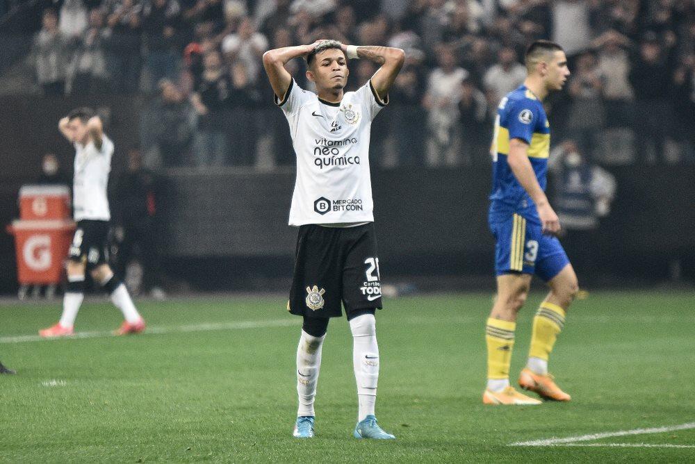 Bruno Méndez é titular em vitória do Uruguai e será desfalque para o  Corinthians em clássico