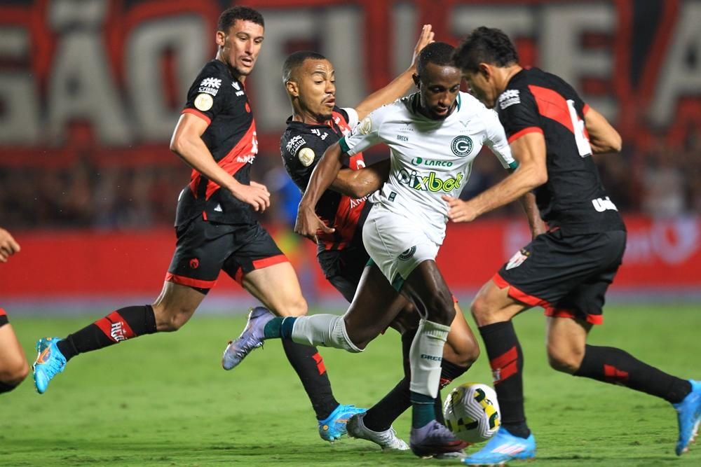 Corinthians volta a oscilar em 'jogo menor', mas avança; agora é