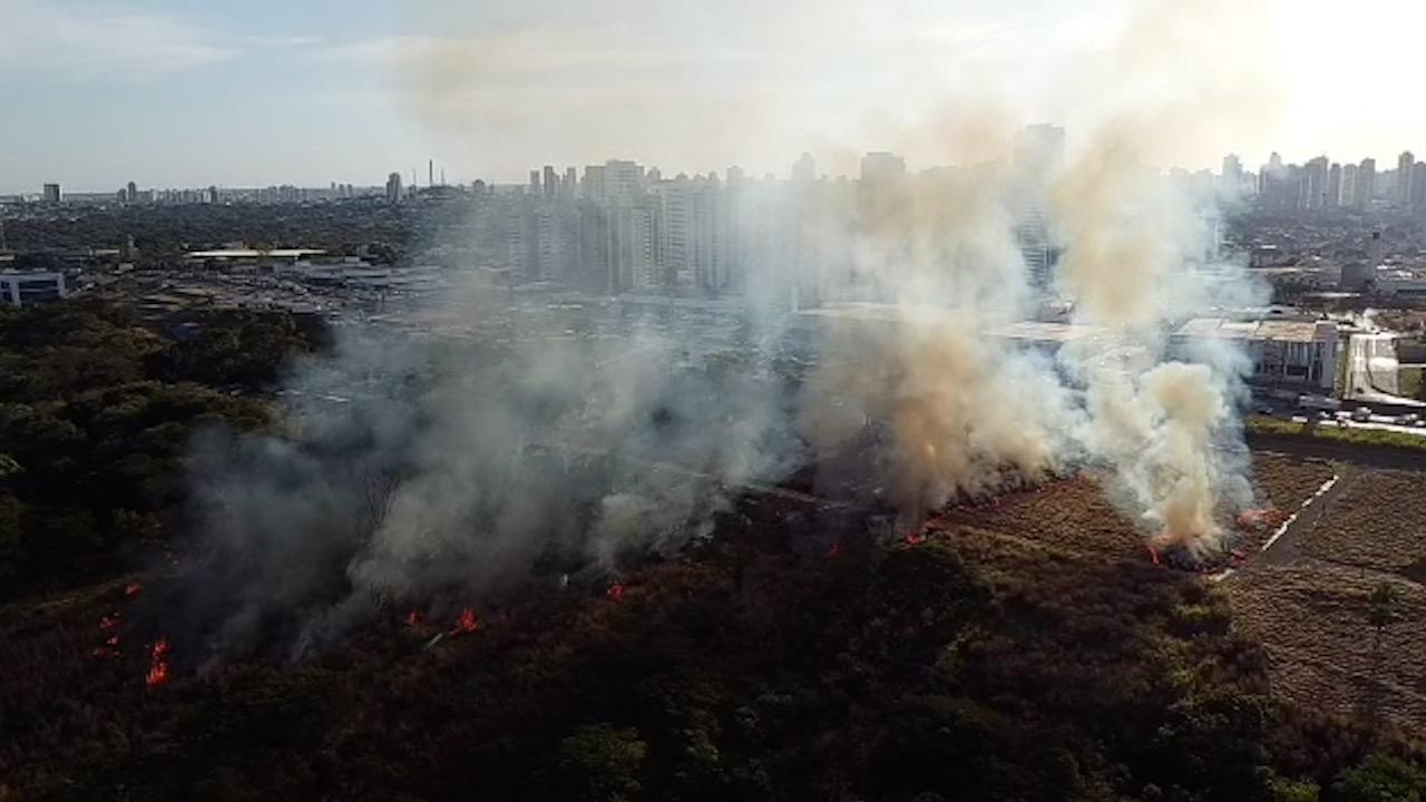 Um fogo com água e fumaça nele