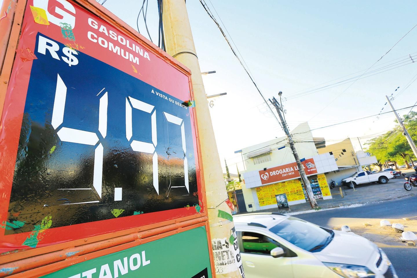 Preço da gasolina baixa e cai a R$ 6,47 no DF. Saiba onde abastecer