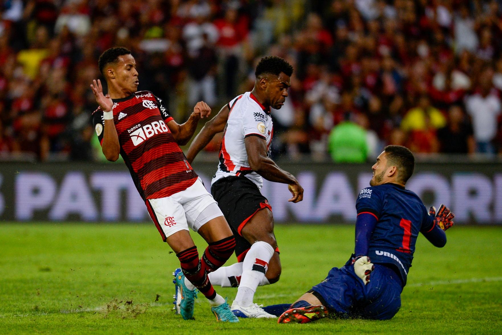 Flamengo vence o Bragantino, volta ao G-4 e mantém briga por título do  Brasileirão - Lance!