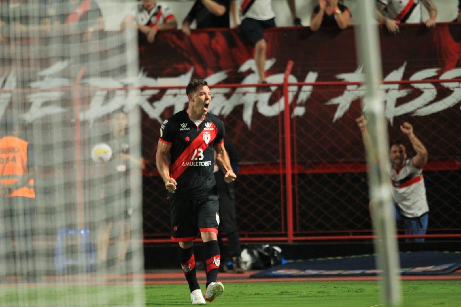 Coritiba vence Athletico-PR em clássico e encerra seca de 8 jogos