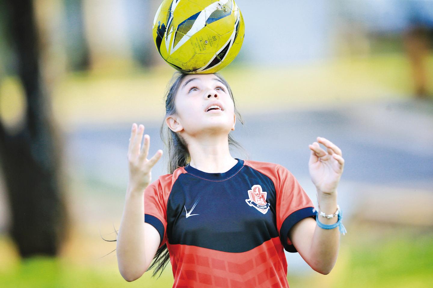 Pessoa jogando futebol no campo