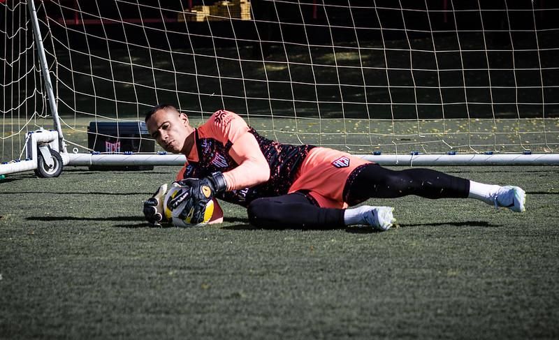 Goleiro do Fortaleza se torna o maior pegador de pênalti do