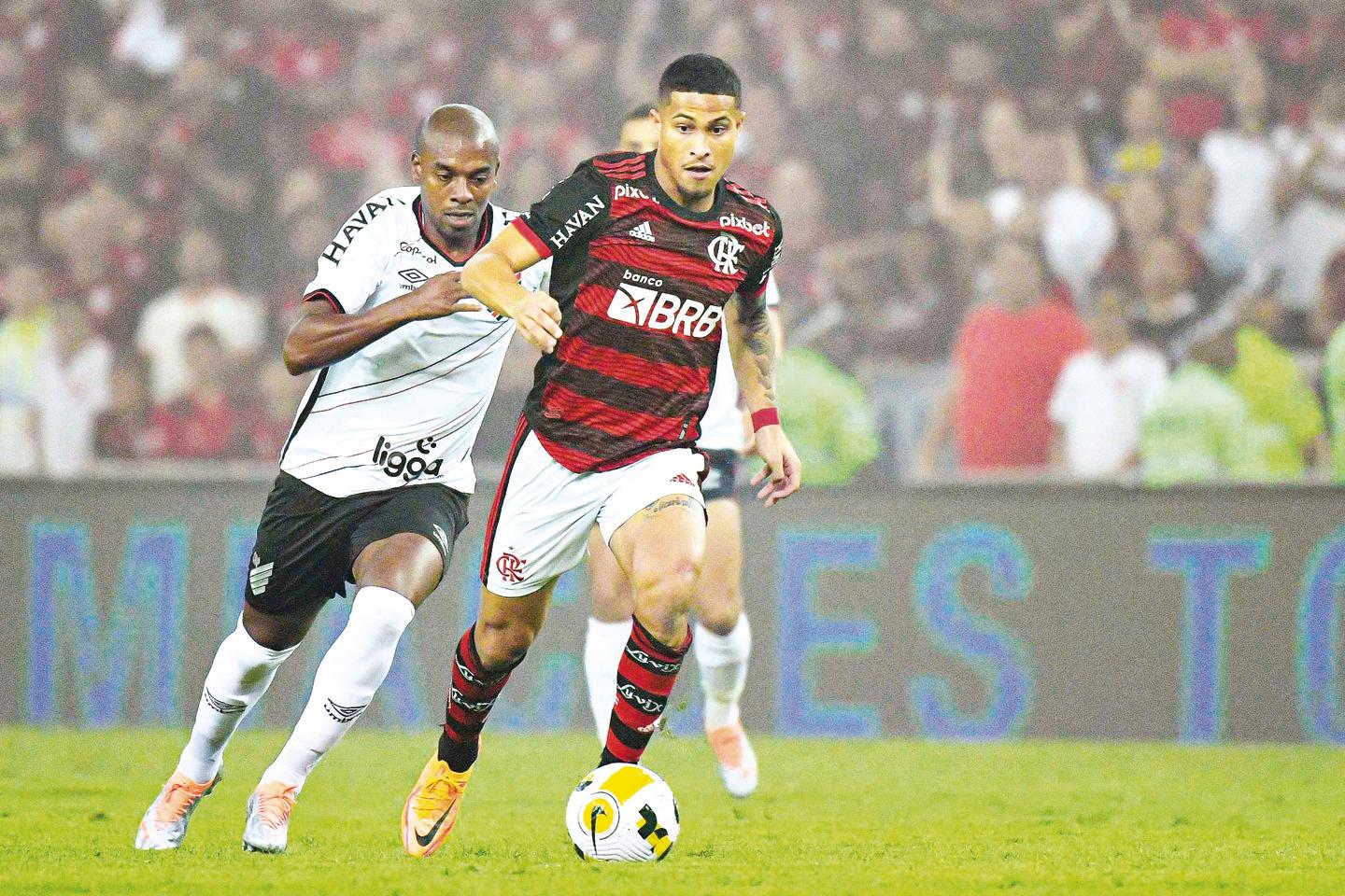 Flamengo 2 x 1 Inter: Fla vence de virada em jogo com expulsão de Rodinei e  fica perto do título brasileiro