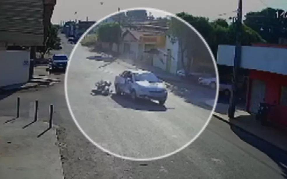 Vídeo mostra perseguição policial a motociclista empinando moto em avenida  de Inhumas, Trânsito GO