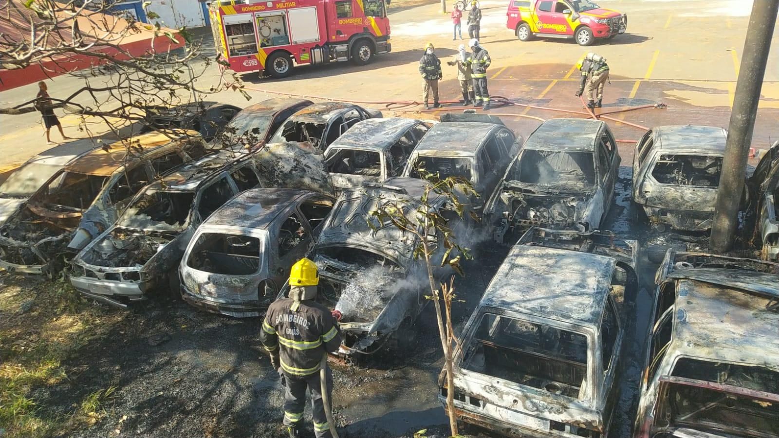 Incêndio atinge oficina e destrói 15 veículos no Distrito Federal