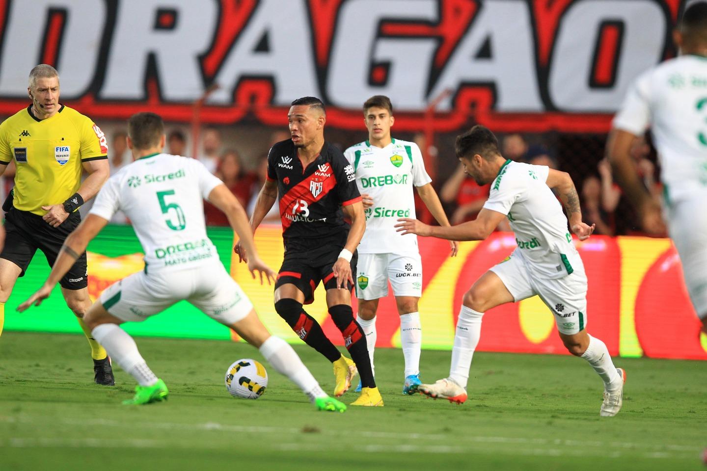 Ex-jogador do Bahia e Chapecoense faz gol e garante empate da