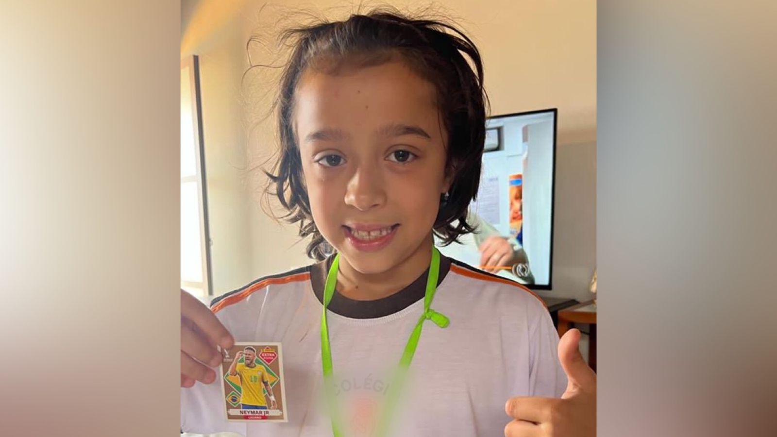 Menino de 8 anos acha figurinha de 'ouro' de Neymar no primeiro