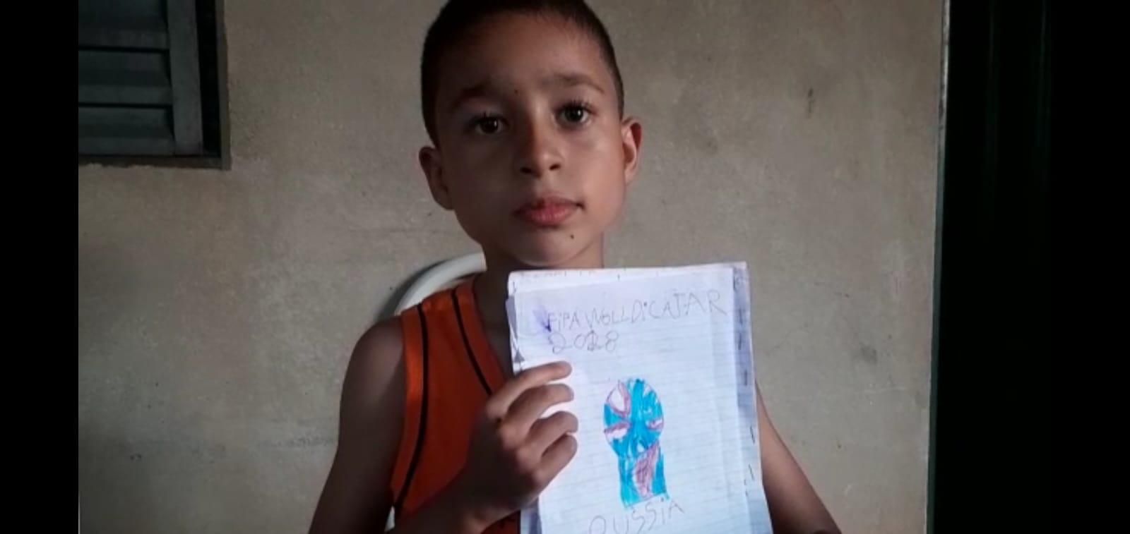 Menino de 8 anos acha figurinha de 'ouro' de Neymar no primeiro