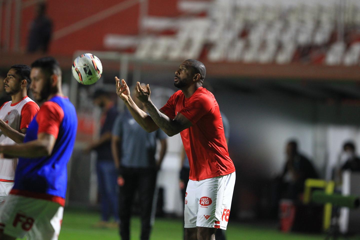 Chute Poderoso De Jogador De Futebol Com Bola De Fogo Imagem de