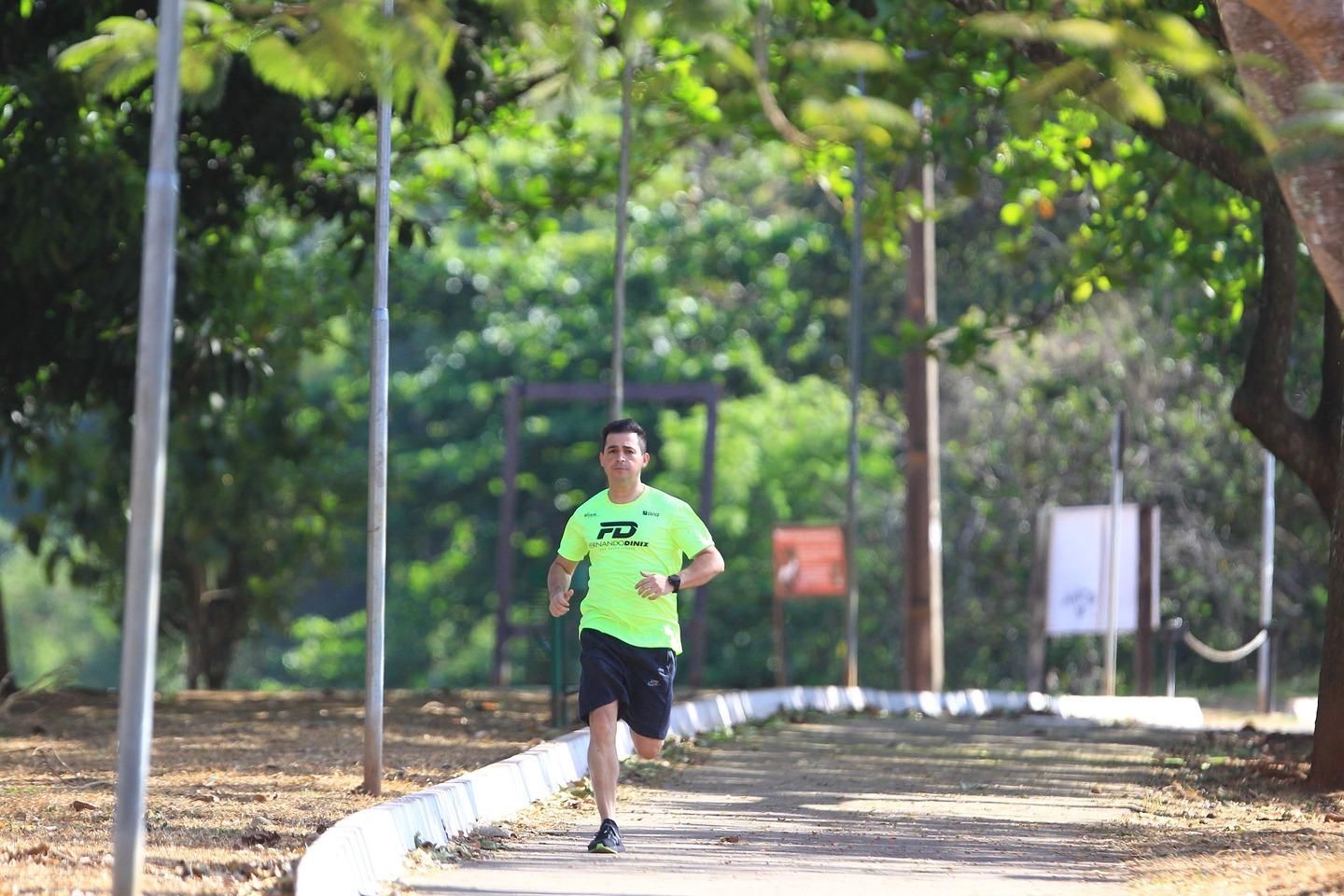 Correndo Sem Camisa Esporte. Corredor De Homem Correndo Ao Ar