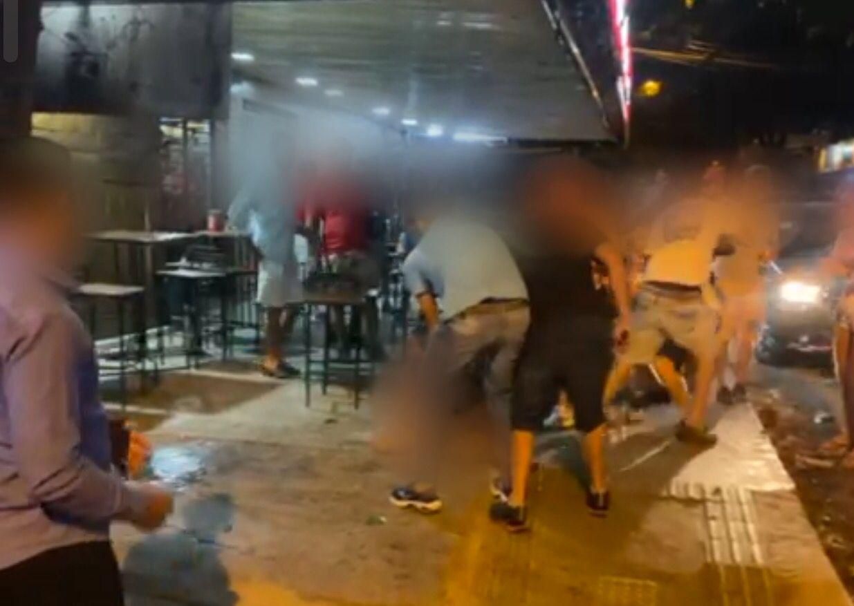 Homem pelado e em aparente surto psicótico tenta agredir com faca clientes  de bar, em Goiânia; vídeo | O Popular