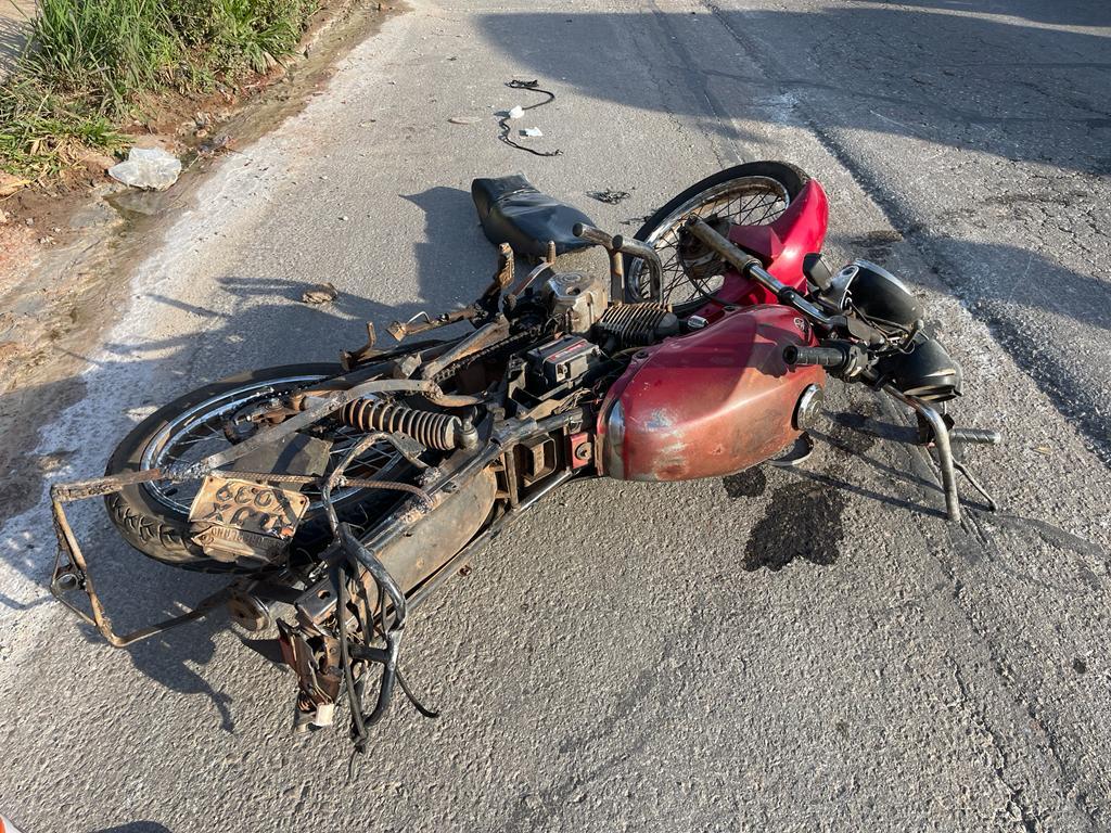 Condutor e passageira da moto ficaram caídos na pista, mulher não resistiu e morreu no local
