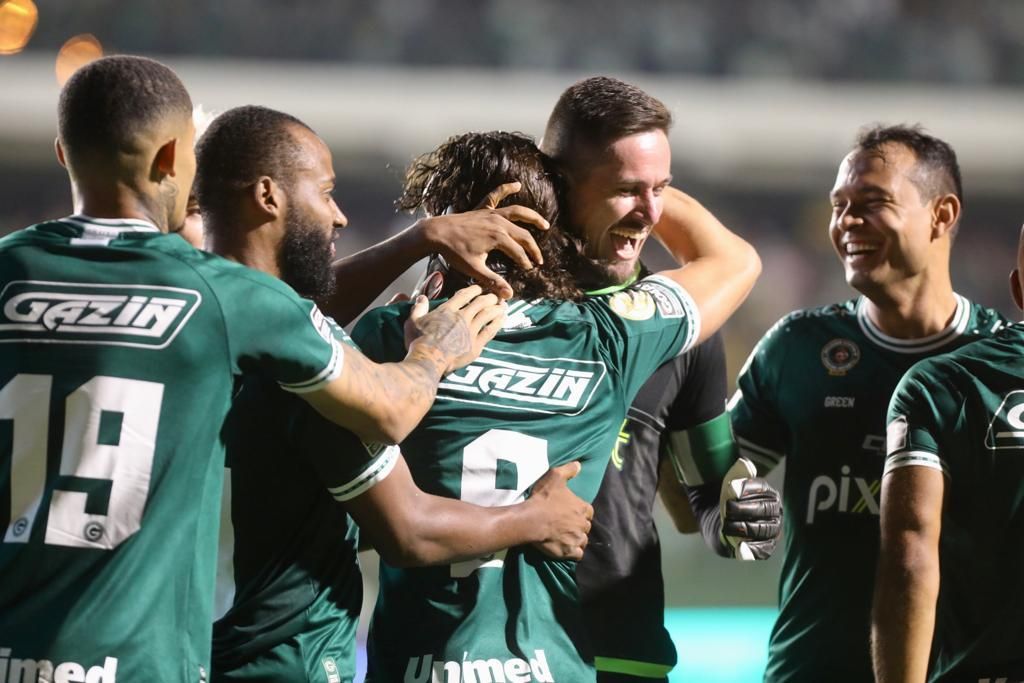 Coritiba encaminha contratação de atacante do Grêmio e trio do Maringá