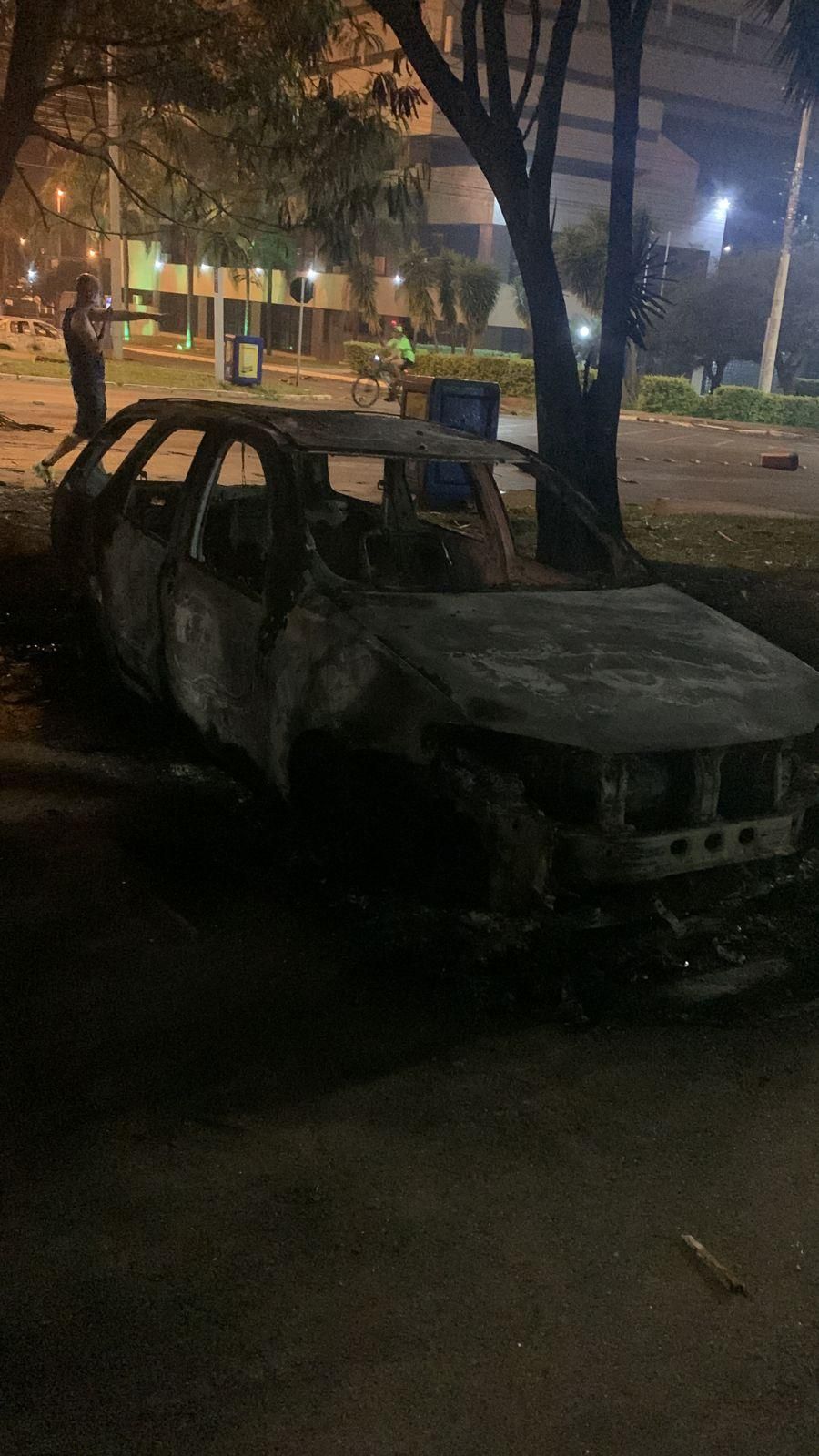 Manifestantes protestam em frente à sede da Enel contra quedas de