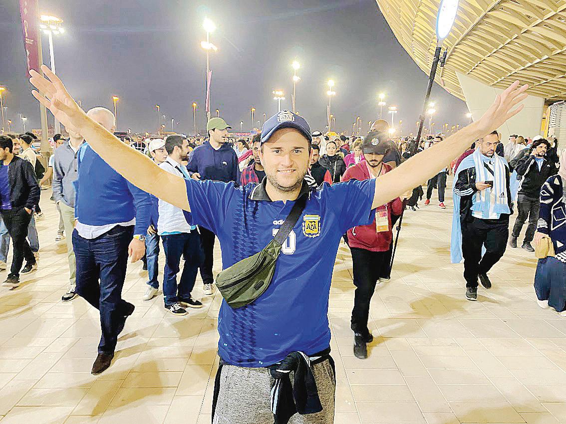 Torcida do Taubaté comemora vitória fazendo 'parkour' 