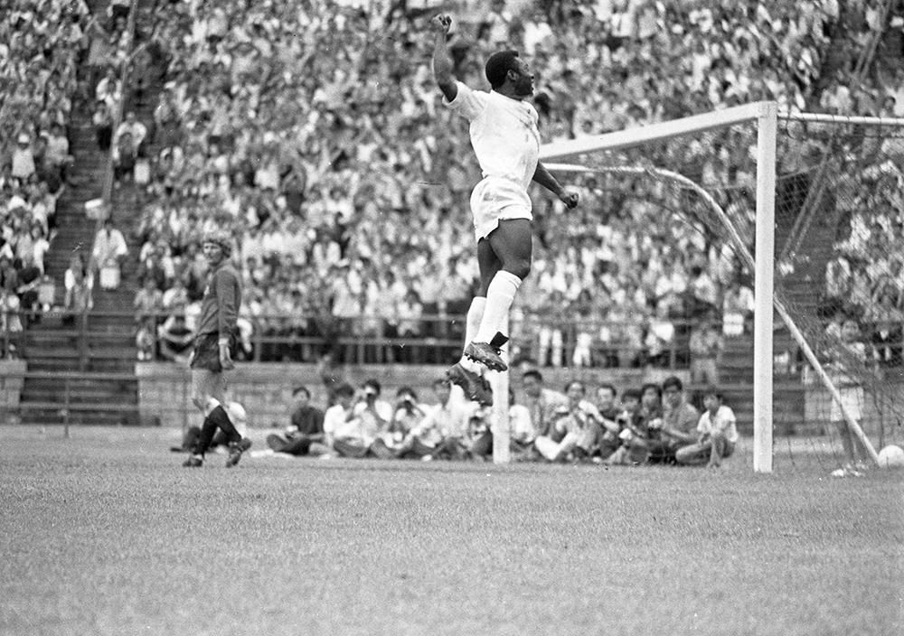 Olhas as temporadas do rei pelé de 1956 até 1970(na esquerda os jogos e na  direita os gols).E olha q tudo isso foi gol considerado oficial : r/futebol