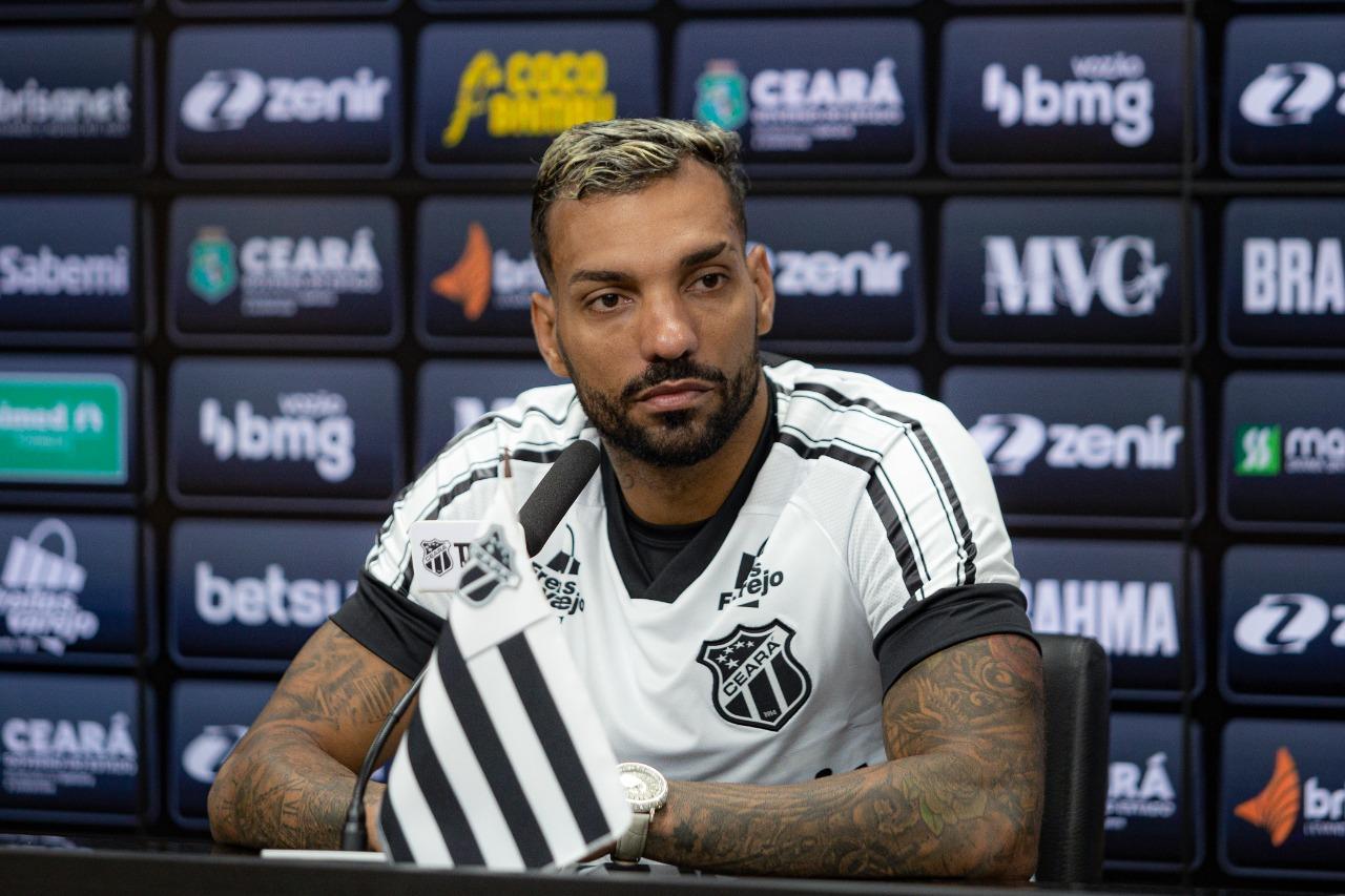 Wesley pede passagem e pode ser solução para lateral direita do