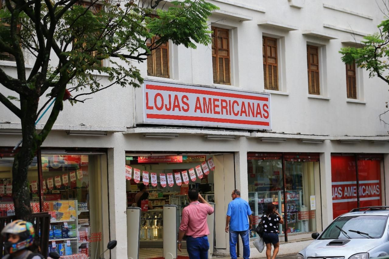 Americanas fecha 38 lojas e perde 10% dos clientes em 2023