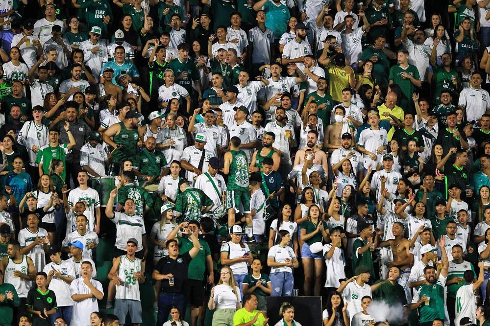 Torcida do Taubaté comemora vitória fazendo 'parkour' 