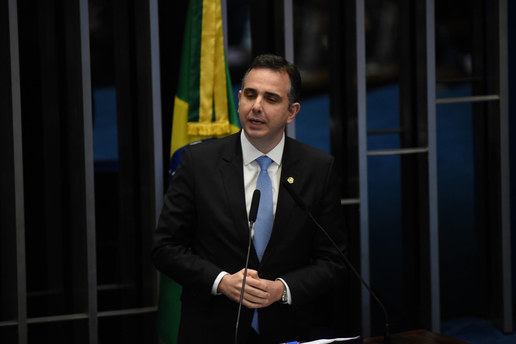 Eduardo critica gasolina a R$ 11,56 com texto da gestão Bolsonaro