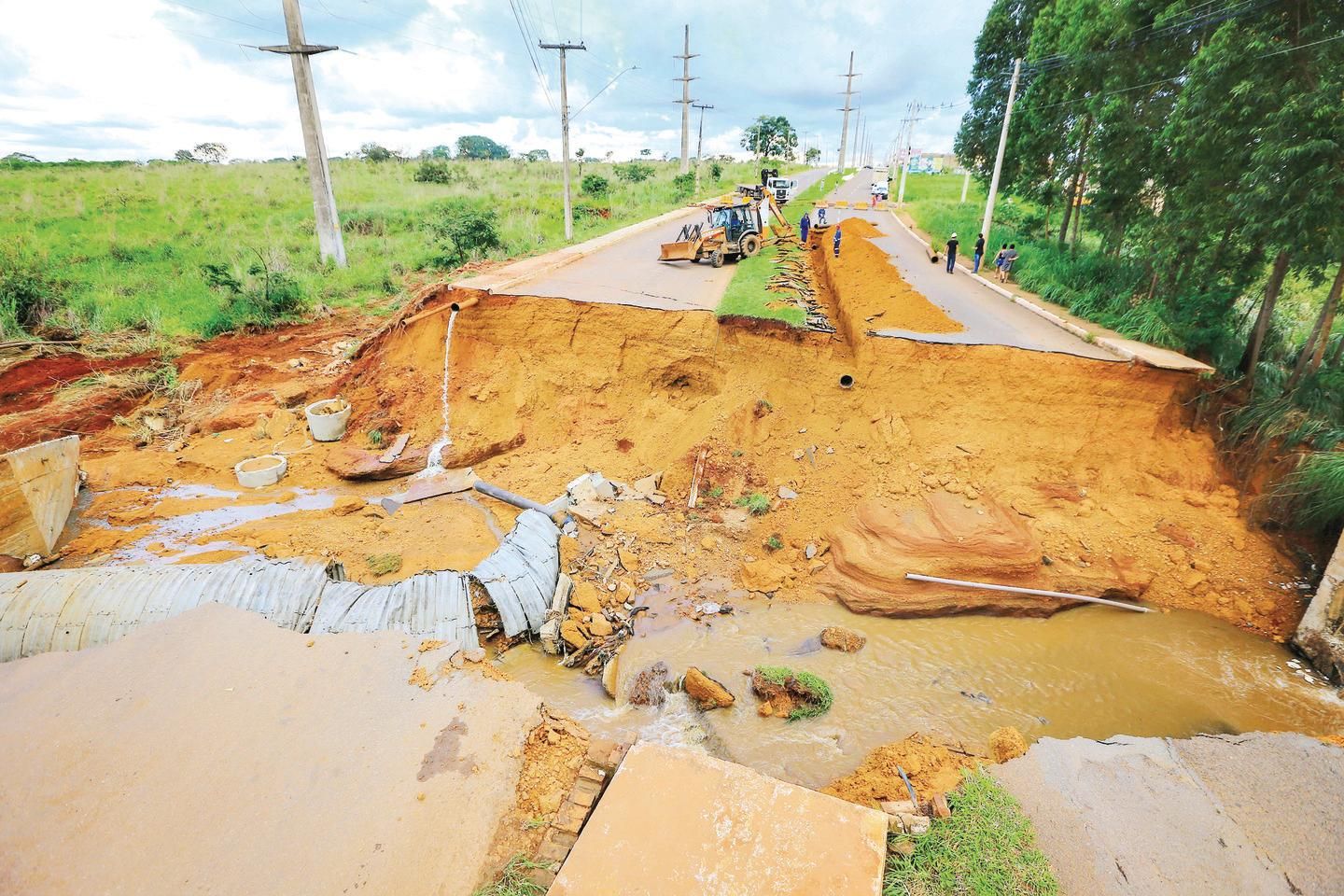 Reportagem do Dia : casa fica ilhada após obras da prefeitura em