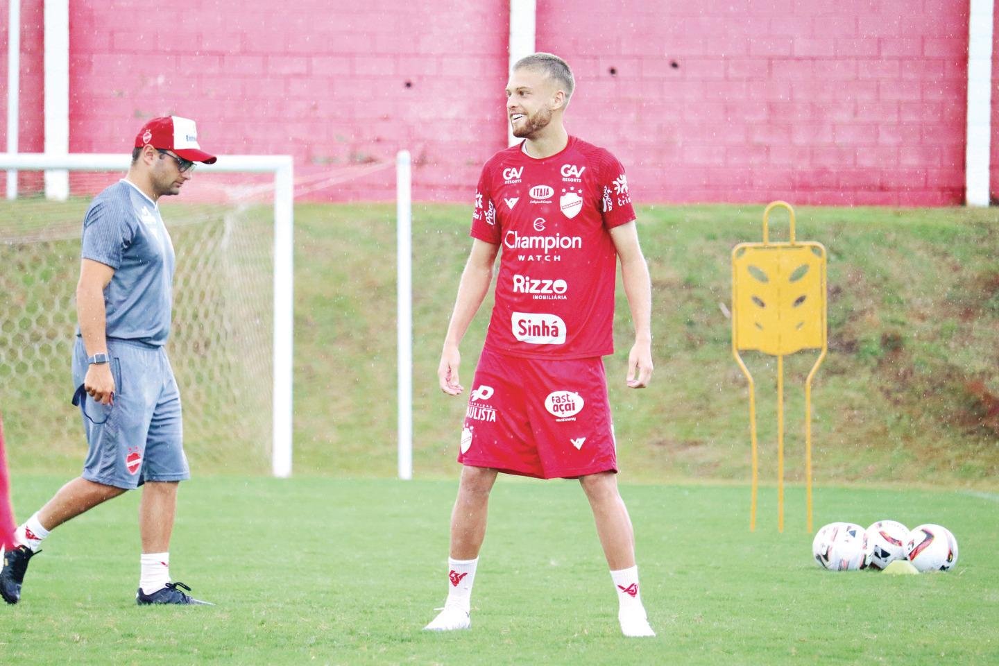 Destaque do Vila Nova na Série B, Lourenço é incansável e, agora