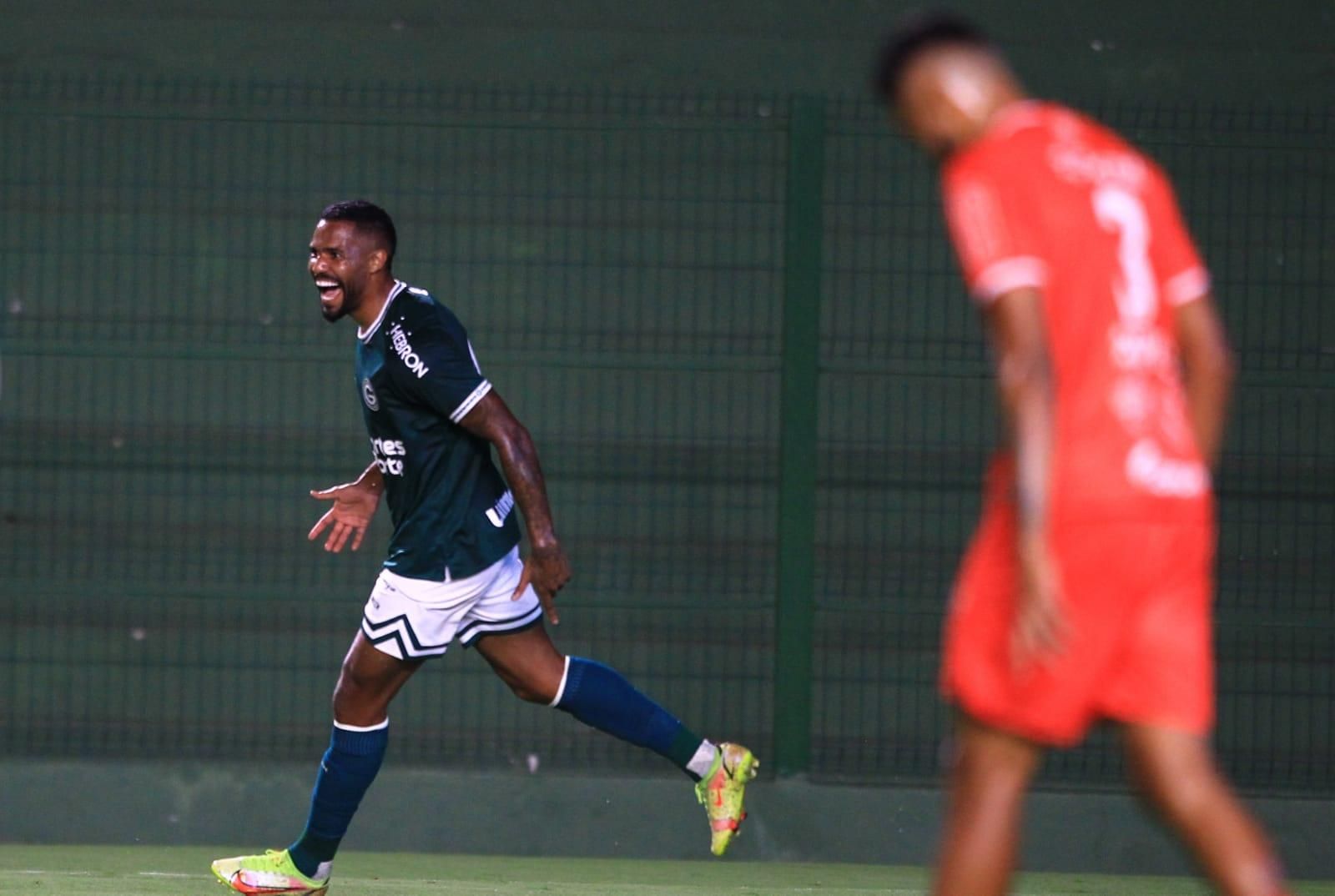 Após marcar dois gols pelo Goiás e deixar o campo de ambulância