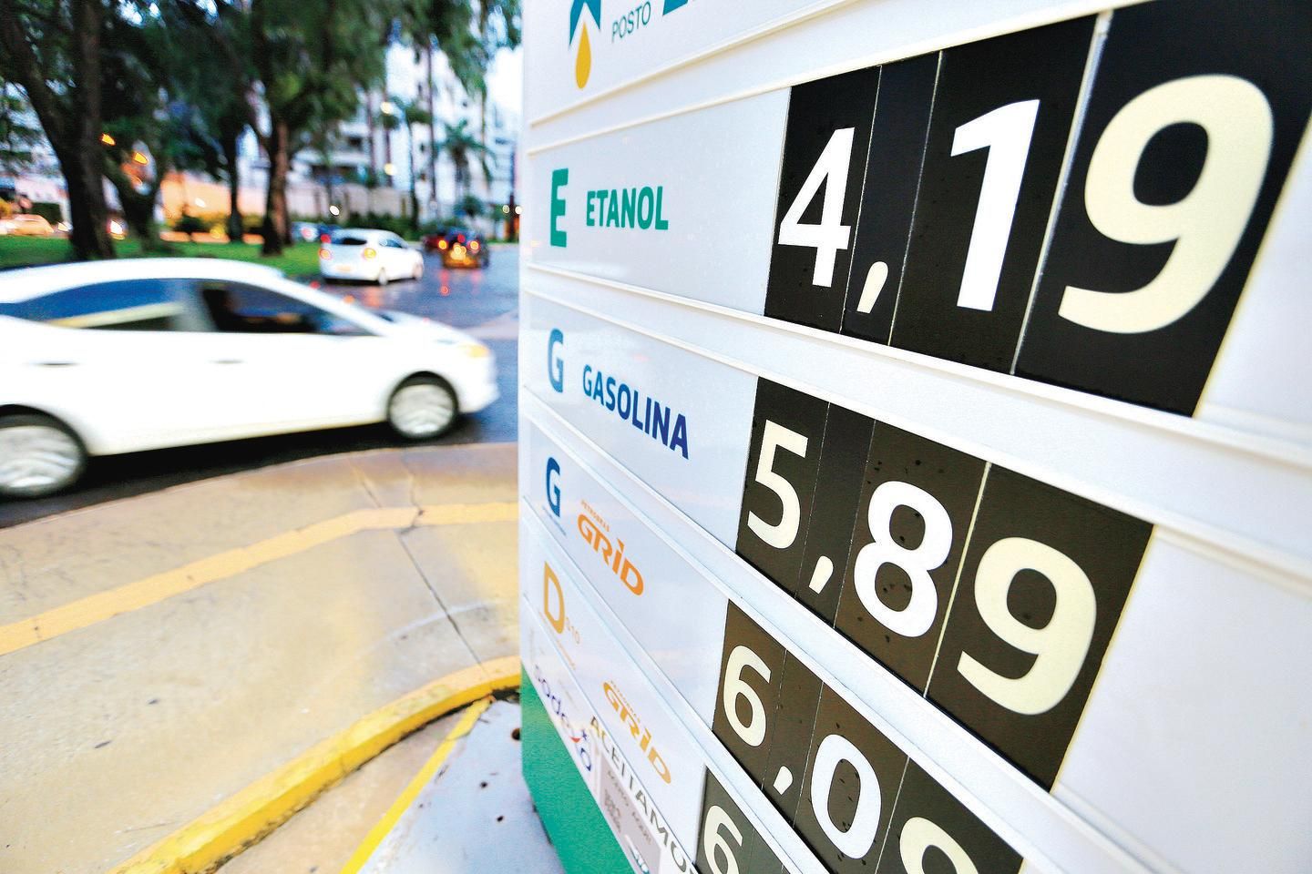 Preço da gasolina baixa e cai a R$ 6,47 no DF. Saiba onde abastecer