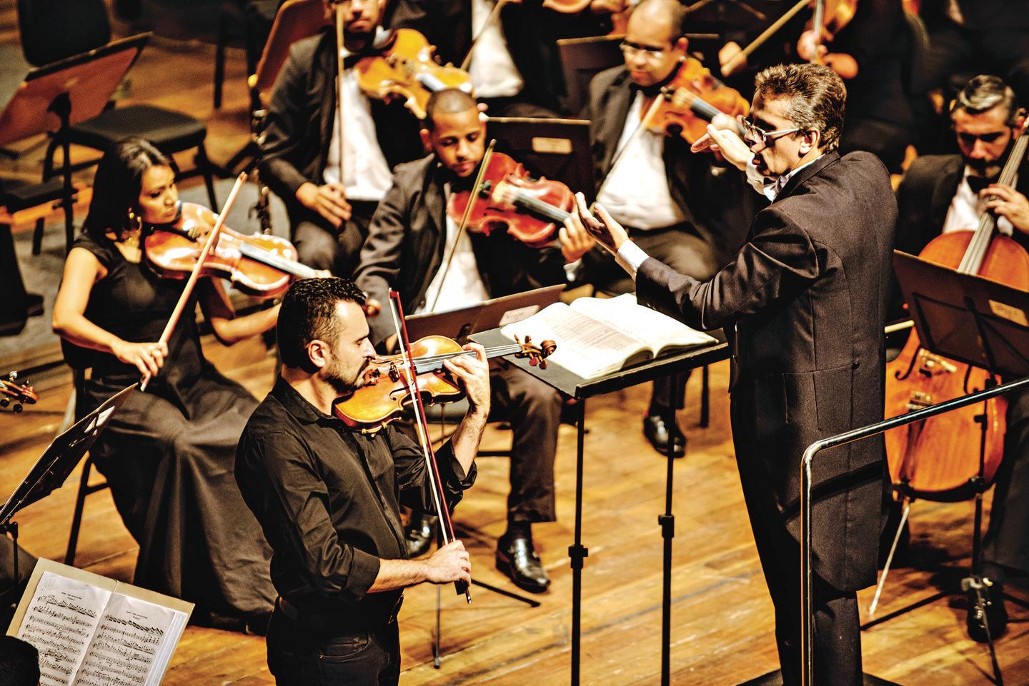 Orquestra infantil toca música em piano de instrumento escolar e