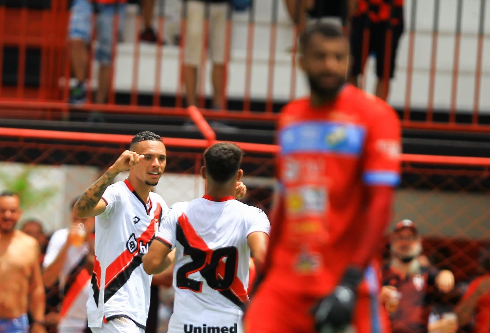 Felipe Anderson comemora gol salvador de goleiro em seu primeiro